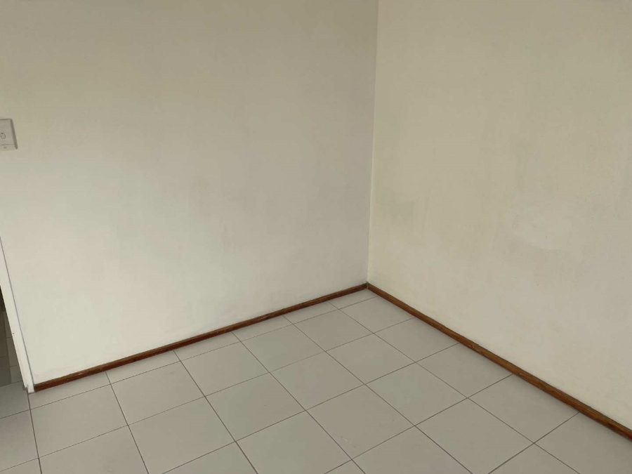 To Let 2 Bedroom Property for Rent in Oakglen Western Cape